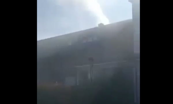 Pamje nga momenti kur çatia e shkollës në Prishtinë përfshihet nga zjarri
