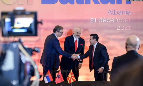 “A do të lejoni që Kosova të bëhet pjesë e “Open Balkan” me emër dhe flamur”, përgjigjet Vuçiq