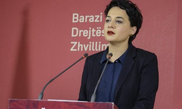 Fitore Pacolli nervozohet që iu rikujtua statusi i para një viti, fajëson ish-qeveritë për krizën e tanishme me rrymë