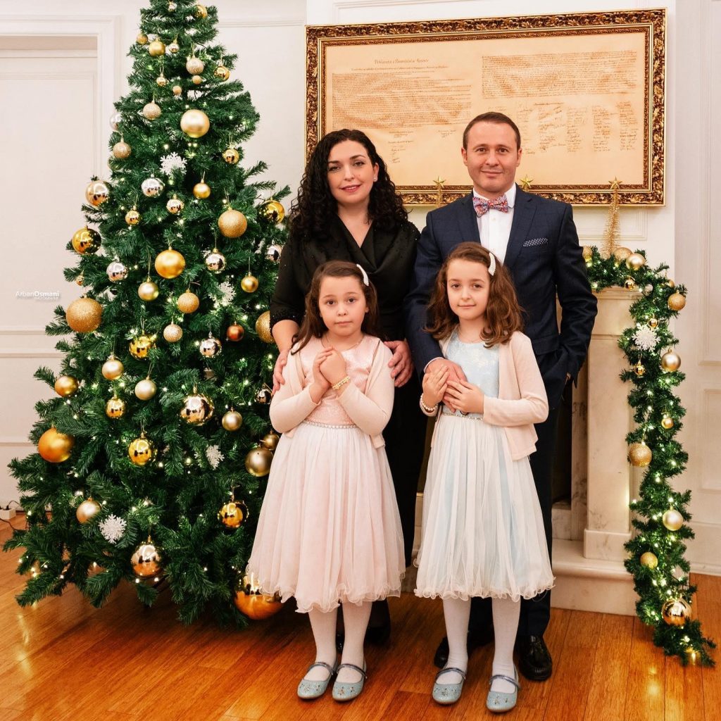 Vjosa Osmani publikon foto familjare për festën e Vitit të Ri