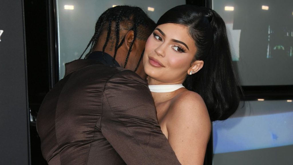 Kylie Jenner dhe Travis Scott janë ‘100% së bashku’, pavarësisht pretendimeve se ata nuk kanë qenë çift prej ‘dy vitesh’