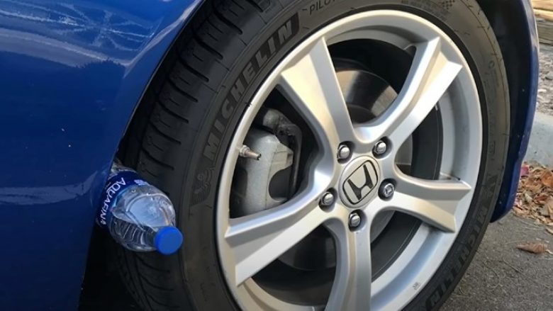 Nëse vëreni një shishe plastike të mbërthyer në gomën e veturës, jeni në rrezik nga hajdutët