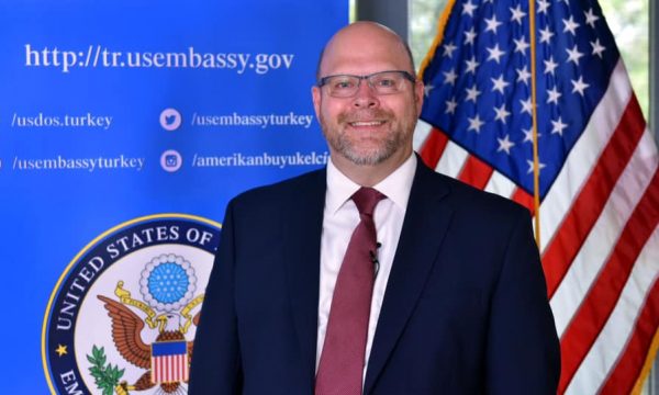 Njihuni me familjen e ambasadorit të ri të ShBA’së në Kosovë