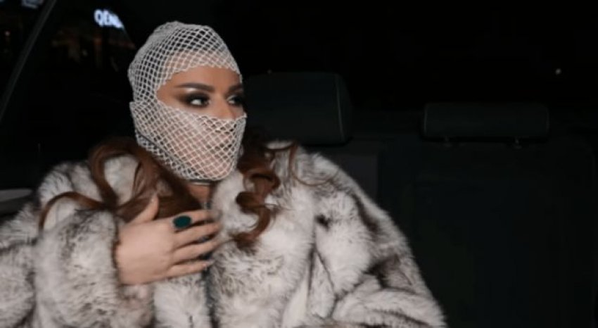 E filloi si trend Tayna, artistet shqiptare njëra pas tjetrës me maskën në kokë