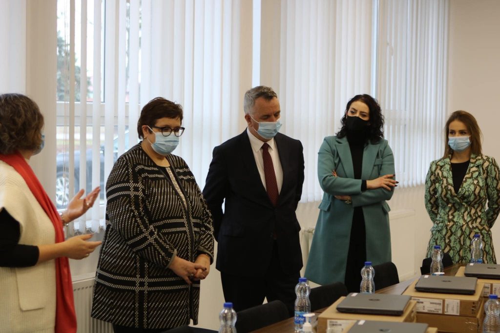 Komuna e Lipjanit dhuron 15 laptop për shkollat “Adem Gllavica” dhe “Vëllezërit Frashëri”
