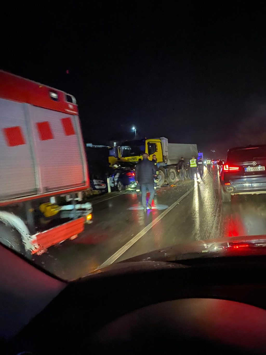 Dy të vdekur në një aksident trafiku në Klinë