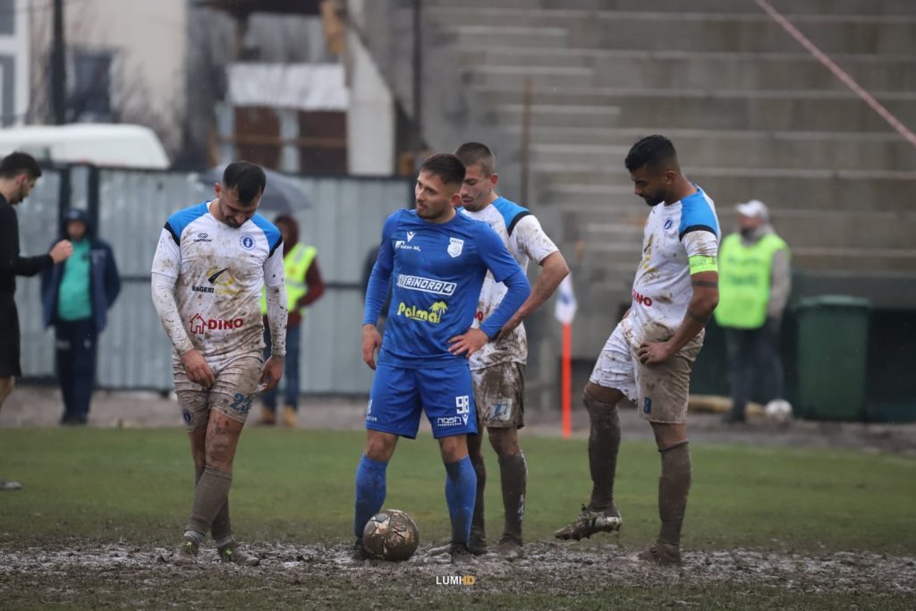 Në kushte të mjerueshme u zhvillua ndeshja e Superligës në Gjilan