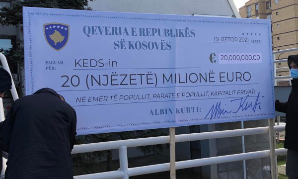 Aktivistët e PSD’së vendosin te KEDS’i “çekun 20 milionësh të Albin Kurtit”