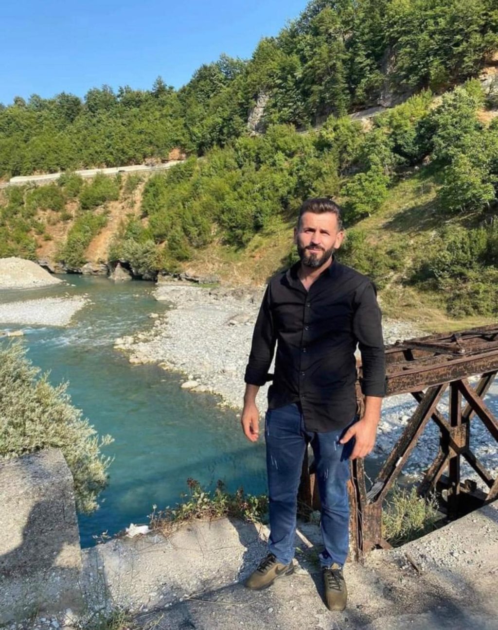 Ky është i riu që vdiq pasi e zuri druri në Deçan