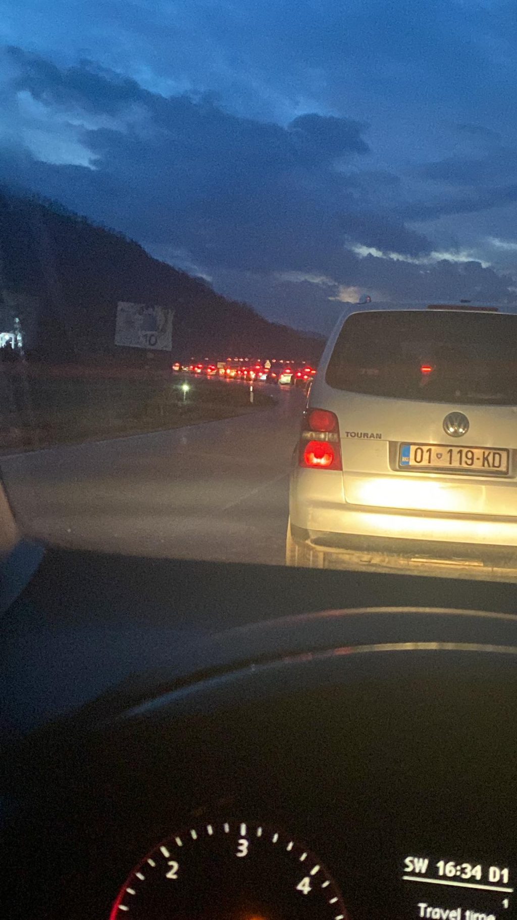 Aksident në rrugën Prishtinë-Podujevë, krijohen kolona të gjata