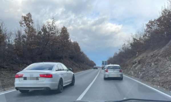 Dënohet me 150 euro shoferi që kaloi dy vetura në vij të plotë