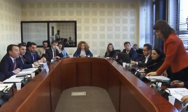“N’daq gjuani me plumba”, ministri Peci acarohet pasi Ganimete Musliu i hodhi ujë fytyrës në Komision