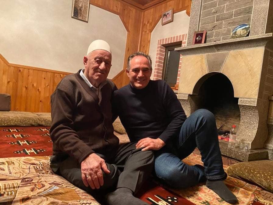 Ish-deputeti i PDK-së viziton babain e Thaçit në Burojë