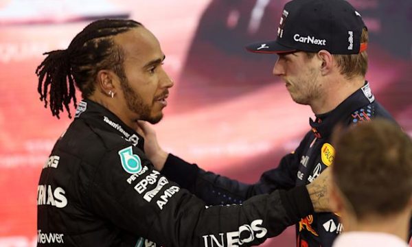Formula 1: Reagimet e kampionit Verstappen dhe Hamiltonit pas garës së çmendur