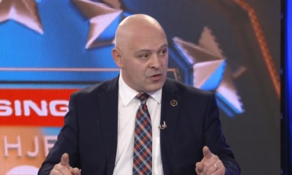 Gjini i reagon Kurtit për deklaratën “rryma s’ruhet në frigorifer”: Kryeministri e di që rryma mund të parapaguhet