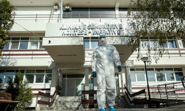 Vishaj: Asnjë pacient me grip sezonal nuk është i shtrirë në Infektivë