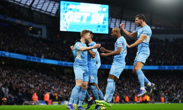 Manchester City e mposht Leicesterin në një ndeshje dramatike, fitojnë edhe Arsenali e Tottenhami