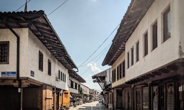“Me një tavolinë e kishte goditur ish-gruan në kokë duke e lënë pa ndenja”, kërkohet paraburgim për gjakovarin