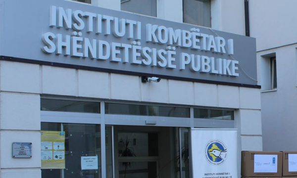 IKSHPK: Omicron më ngjitës se Delta, mund të rrisë hospitalizimet