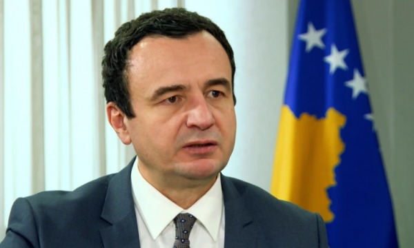 Me dritat ndalur, Kurti nga zyra uron Krishtlindjen