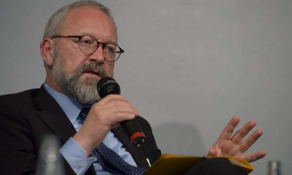 Politologu gjerman: Merkel parandaloi një luftë tjetër në Ballkan