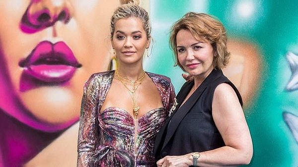 “Gjithçka nisi kur nëna ime u prek nga kanceri”, Rita Ora rrëfen betejën me ankthin