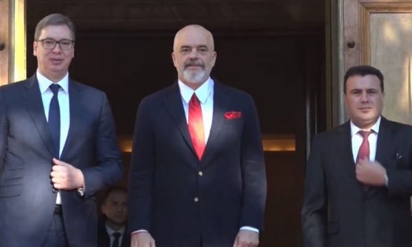 Dita e dytë, Rama pret Vuçiç dhe Zaev në Pallatin e Brigadave