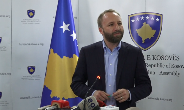 Abelard Tahiri thumbon Kurtin për fusnotën: Nga e thëna në të bërë qëndron një mal i tërë