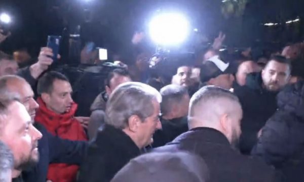 LIVE VIDEO/ Sali Berisha mbërrin në selinë e PD