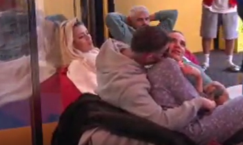 Shlirohet Donaldi dhe Beatrixi, shumë puthje dhe ledhatime mes tyre