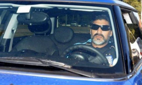 Makina e parë e Maradonës del në shitje në ankand