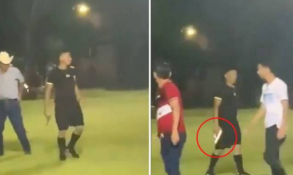 Pamje: Gjyqtari nxjerr alltinë në fushën e futbollit