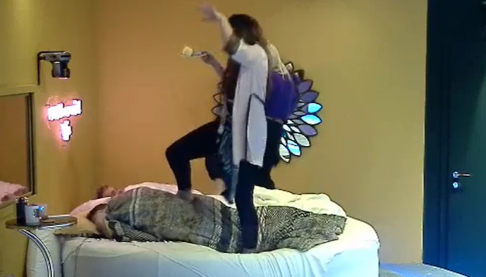 Monika dhe Arjola me kërcim të veçantë në suitë për djemtë