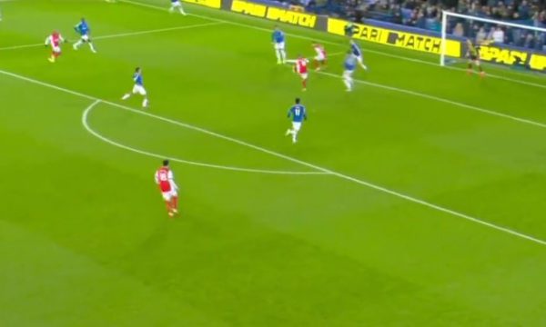 Arsenali kalon në epërsi ndaj Evertonit në sekondat e fundit të pjesës së parë