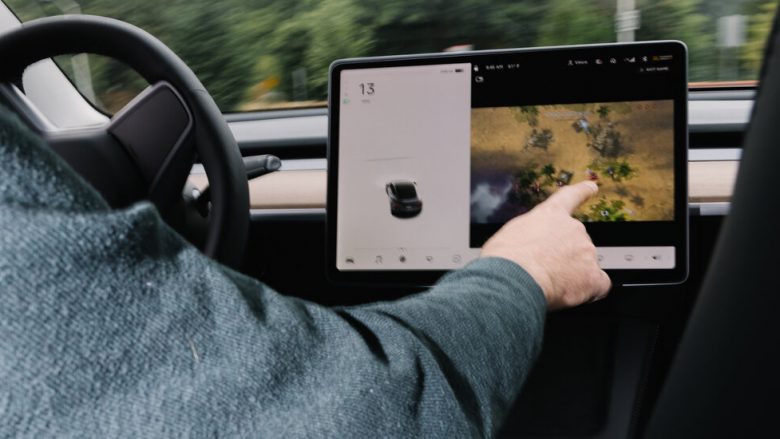 Shoferët e automjeteve Tesla mund të luajnë derisa vozisin makinën