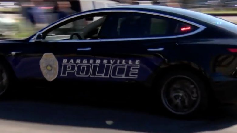 Është Tesla Model 3, por mund të bëhet një makinë policie