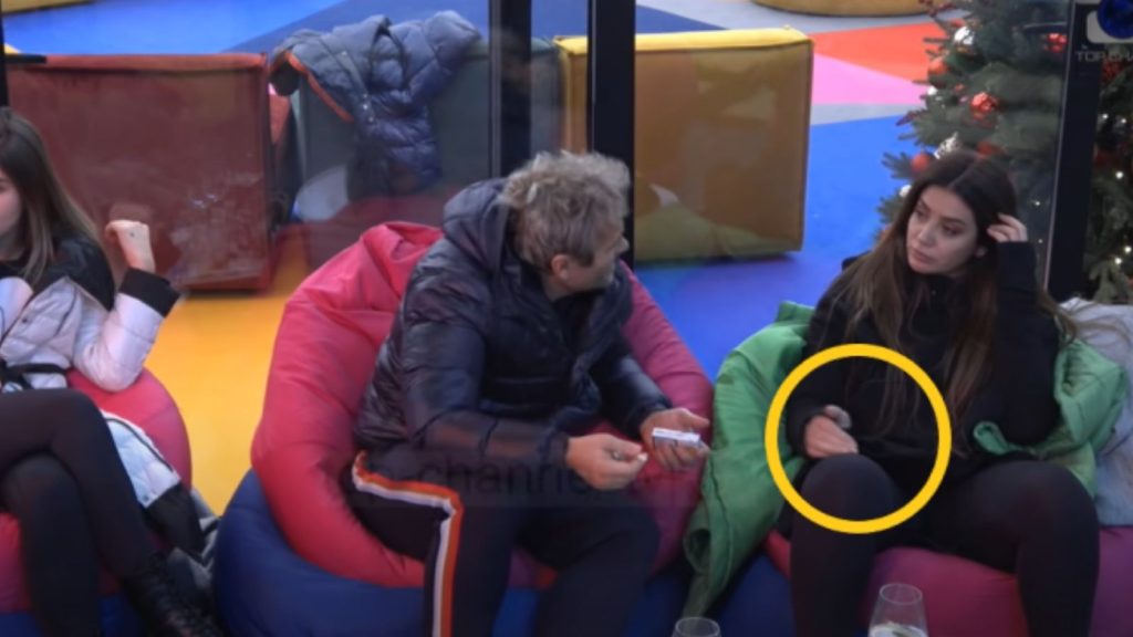 Komunikojnë me kode, shihni momentin kur Arjola me gjeste i thotë Ilirit të mos flas
