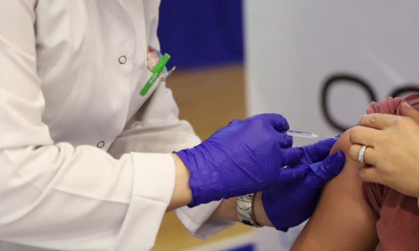 2 mijë e 96 vaksina Anti-COVID janë administruar në 24 orët e fundit në Kosovë