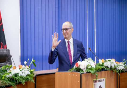 Agim Aliu betohet si Kryetar i Komunës se Ferizajt edhe për katër vitet e ardhshme