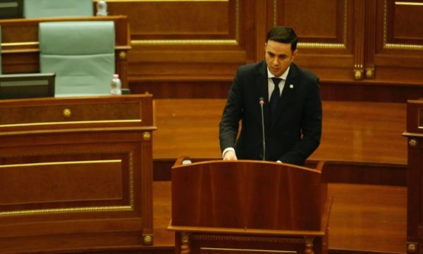 Abdixhiku i thotë Kurtit ta kthejë diplomën e inxhinierit pas deklaratës për ruajten e rrymës në frigorifer