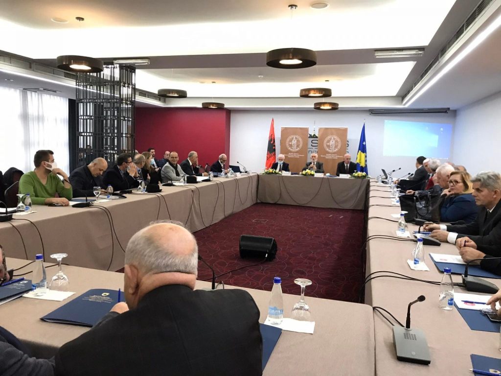 Mblidhen akademikët e trojeve shqiptare, flasin për të ardhmen politike të popullit tonë