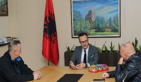Hyseni u premton subvencione e paga mujore familjeve strehuese në Gjilan