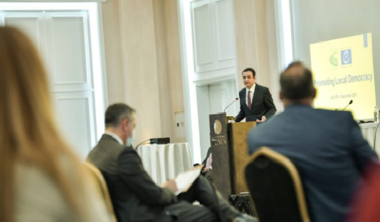 Kurti: Serbët e Kosovës janë në trysni të vazhdueshme nga strukturat ilegale e kriminale