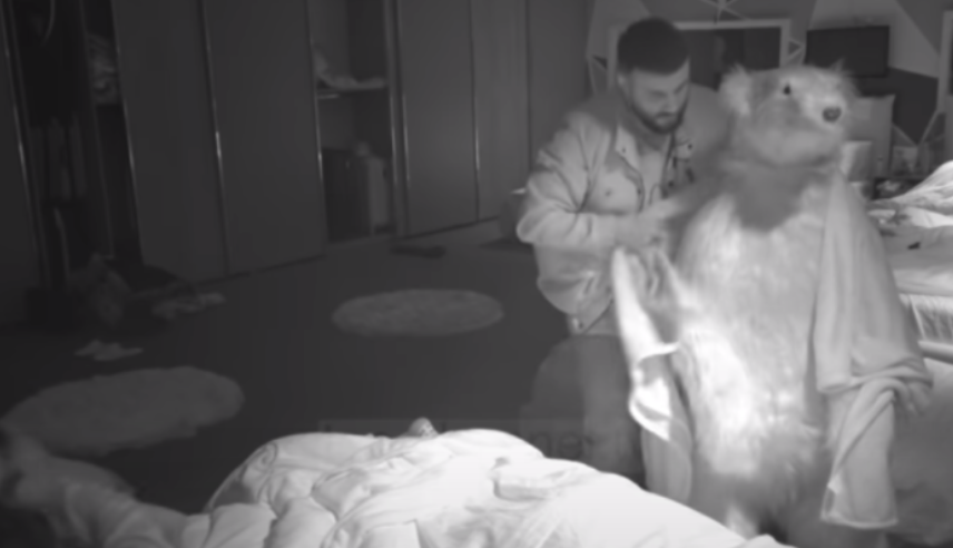 Banorët e trembin Big Mamën teksa ajo fle