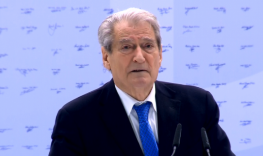 Protestuesit e Sali Berishës rrethojnë Kryeministrinë