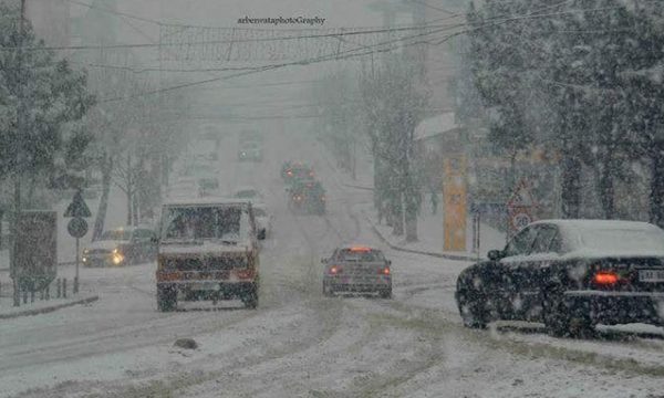 Borë dhe shi në Kukës, kjo është gjendja e rrugëve atje