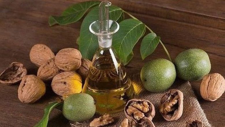 Mos i hidhni ato! Përzieni lëvozhgat e arrave dhe alkoolin dhe do të keni një ilaç natyral për shumë sëmundje