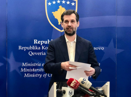 Ministri Çeku jep detaje për punimet në Kompleksin “Adem Jashari”