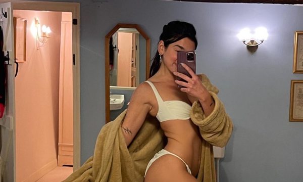 Dua duke “u lazdruar” në bikine, i thotë lamtumirë “vitit 2021”