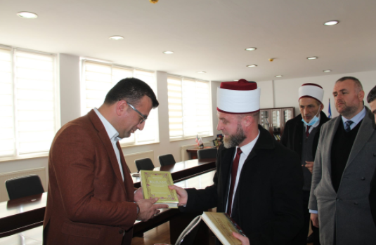 Krerët e Bashkësisë Islame në Istog i jepin dhuratë Kuranin, kryetarit Ferati